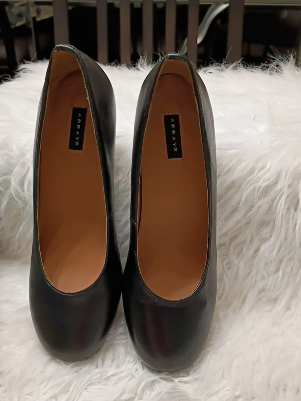 New ARRAY Flatter Black Leather Low Kitten Heel Pump 6M